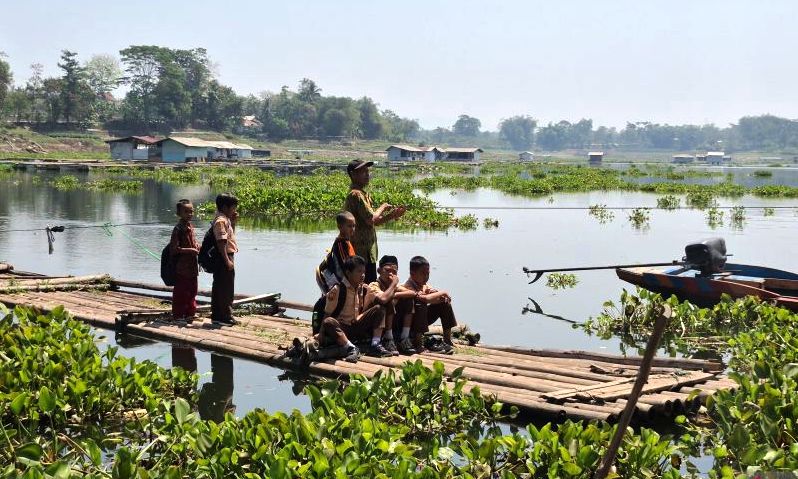 3 Dekade Anak-Anak Kampung Sadang Bertahan dengan Rakit