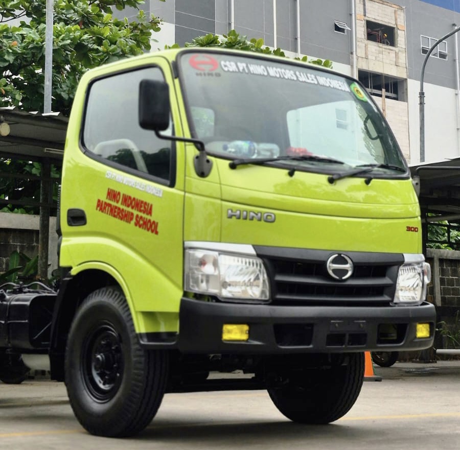 Hino Serahkan Truk Hino 300 ke SMK Muhammadiyah 3 Yogyakarta untuk Praktik Siswa