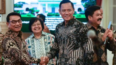 Ada Jokowi di Balik Jabat Tangan AHY-Moeldoko dan Sri Mulyani-Prabowo