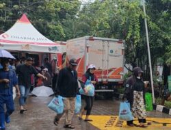 Bazar Sembako Murah Ramai Diserbu Warga Jaksel Meski Hujan