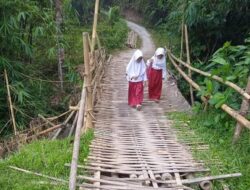 Viral! Dua Pelajar Cianjur Seberangi Jembatan yang Nyaris Roboh