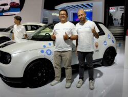 Honda bersama JGG Ajak Masyarakat Naik Mobil Listrik Keliling Jakarta