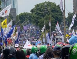 Jelang Kampanye Akbar Prabowo-Gibran, Lalin Sekitar GBK Macet Total