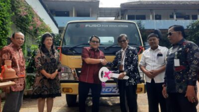 KTB Donasi 1 Unit Mitsubishi Fuso Canter ke SMK di Palembang