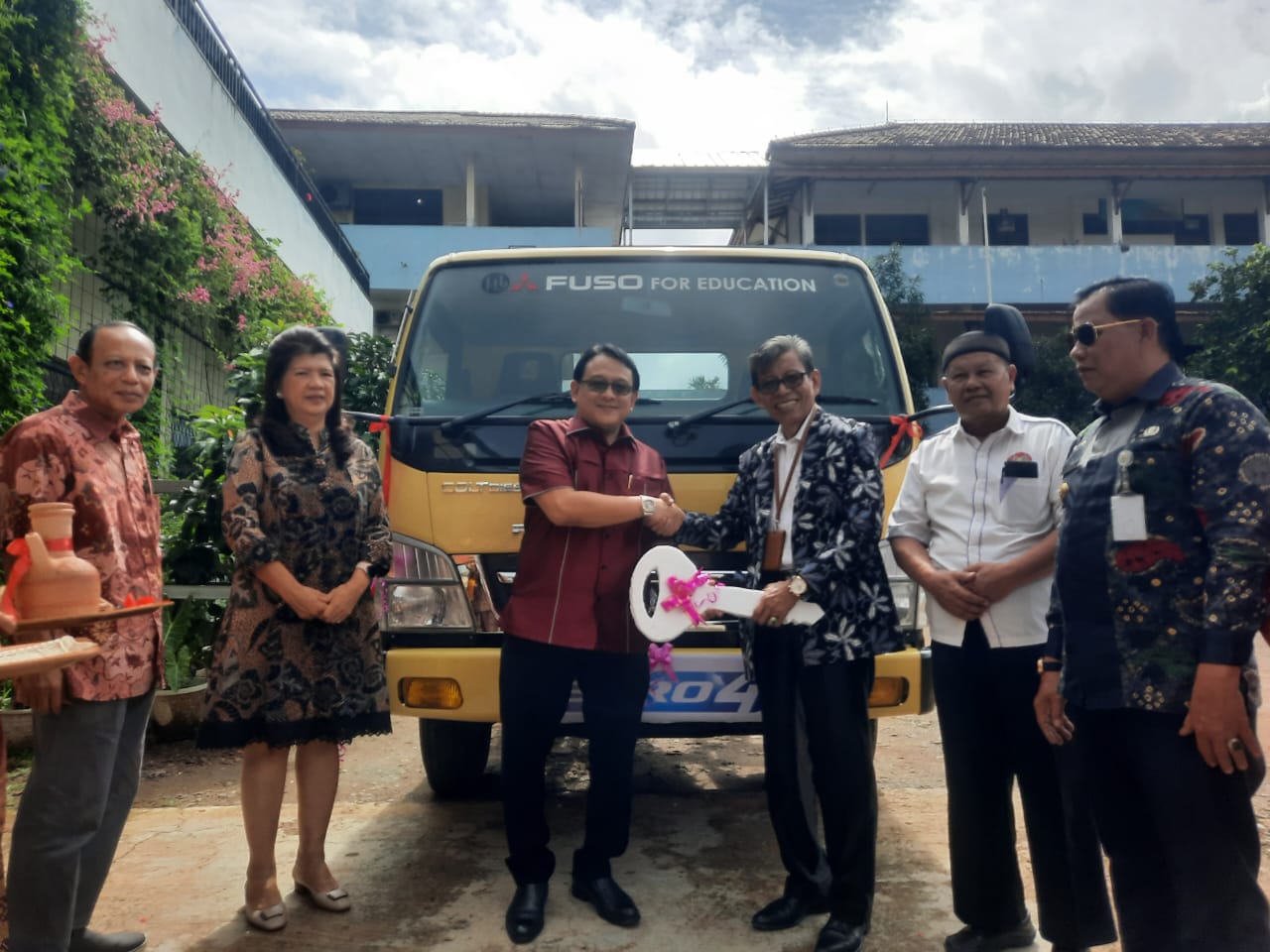 KTB Donasikan 1 Unit Mitsubishi Fuso Canter ke SMK di Palembang - apakabar.co.id
