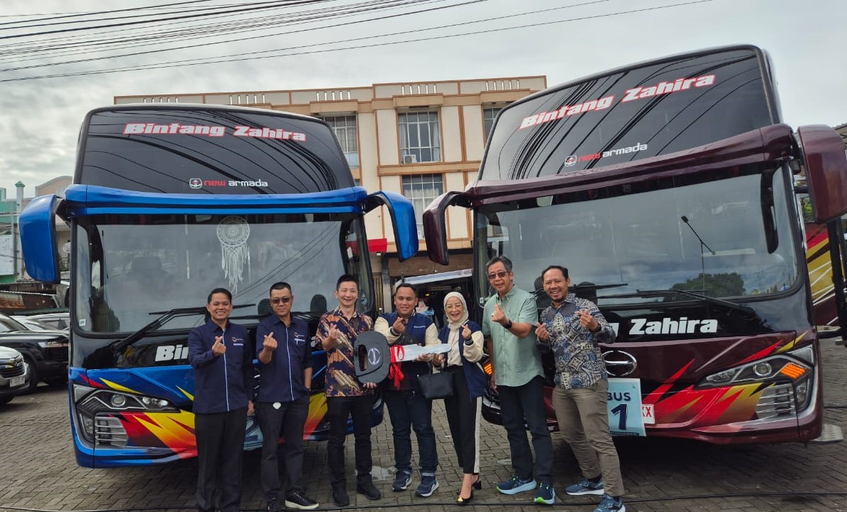 PT Hino Motors Sales Indonesia bersama PT Kumala Motor Sejahtera (KMS) menyerahkan dua unit Hino Bus RM 280 ABS kepada Perusahaan Otobus (PO) Bintang Zahira Trans asal Sulawesi Selatan - apakabar.co.id