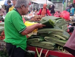 Jelang Ramadan, Permintaan Daun Pisang di Lebak Meroket