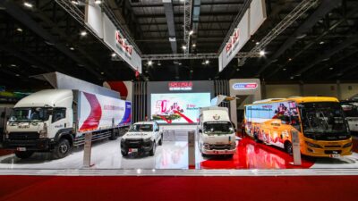 Isuzu Pamerkan Truk Logistik dan Bus Sekolah di GIICOMVEC 2024