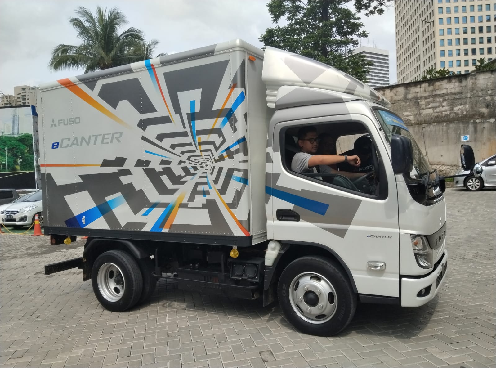 PT Krama Yudha Tiga Berlian Motors (KTB), distributor resmi truk dan bus Mitsubishi Fuso di Indonesia mendapatkan sambutan positif dari perusahaan yang melakukan uji coba atau proof of concept (POC) truk listrik Fuso eCanter - apakabar.co.id