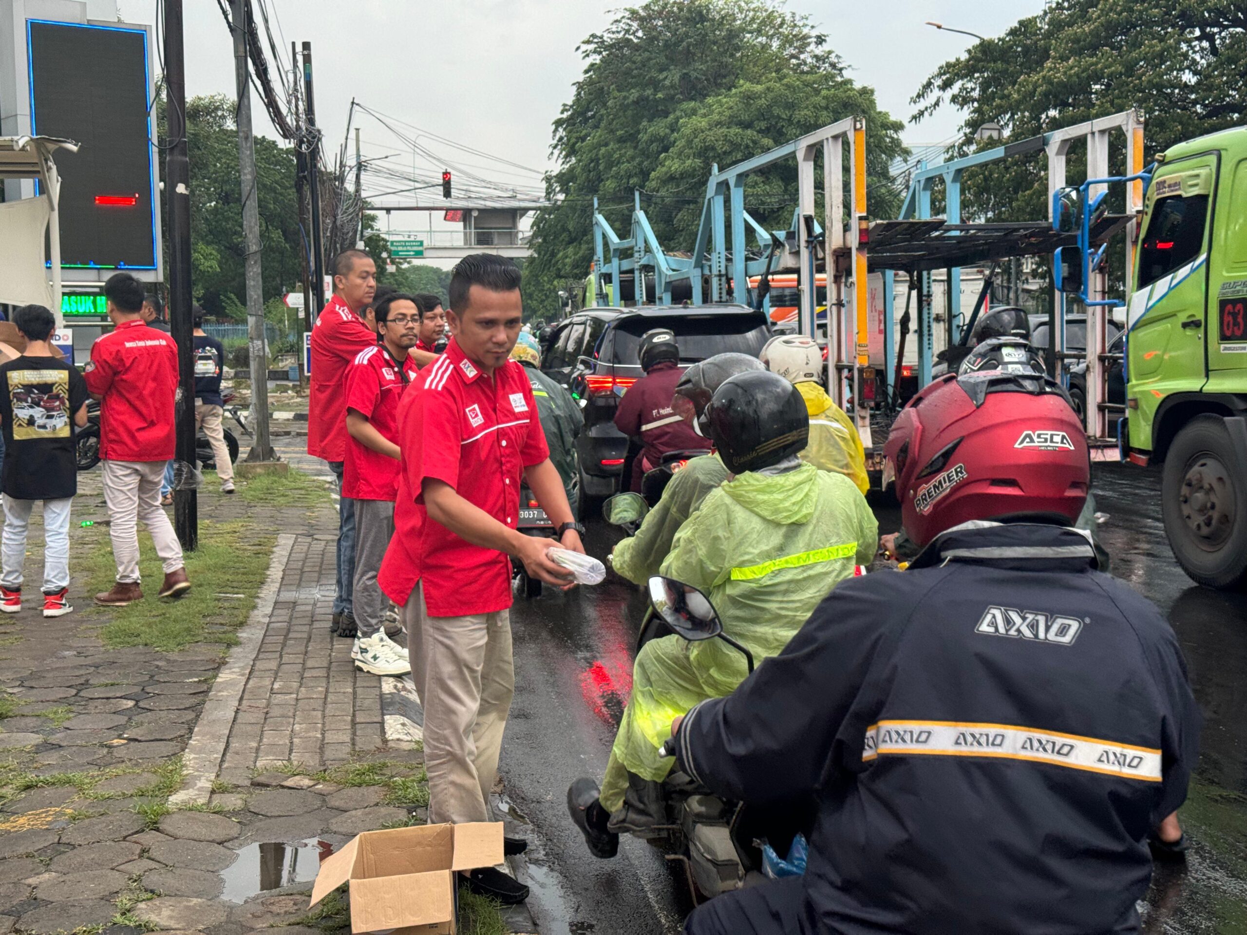 AXIC bagi-bagi takjil meyambut HUT ke-20 - apakabar.co.id