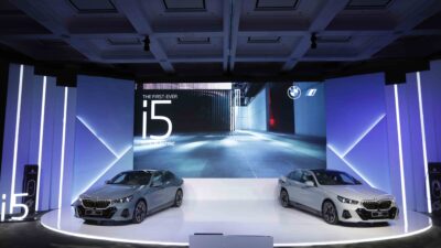 BMW Group Indonesia memperkenalkan mobil listrik terbarunya, BMW i5 eDrive40 M Sport di pasar otomotif Tanah Air - apakabar.co.id