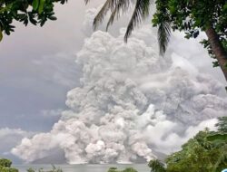 Kembali Erupsi, Gunung Ruang Lontarkan Abu Vulkanik Setinggi Lima Kilometer