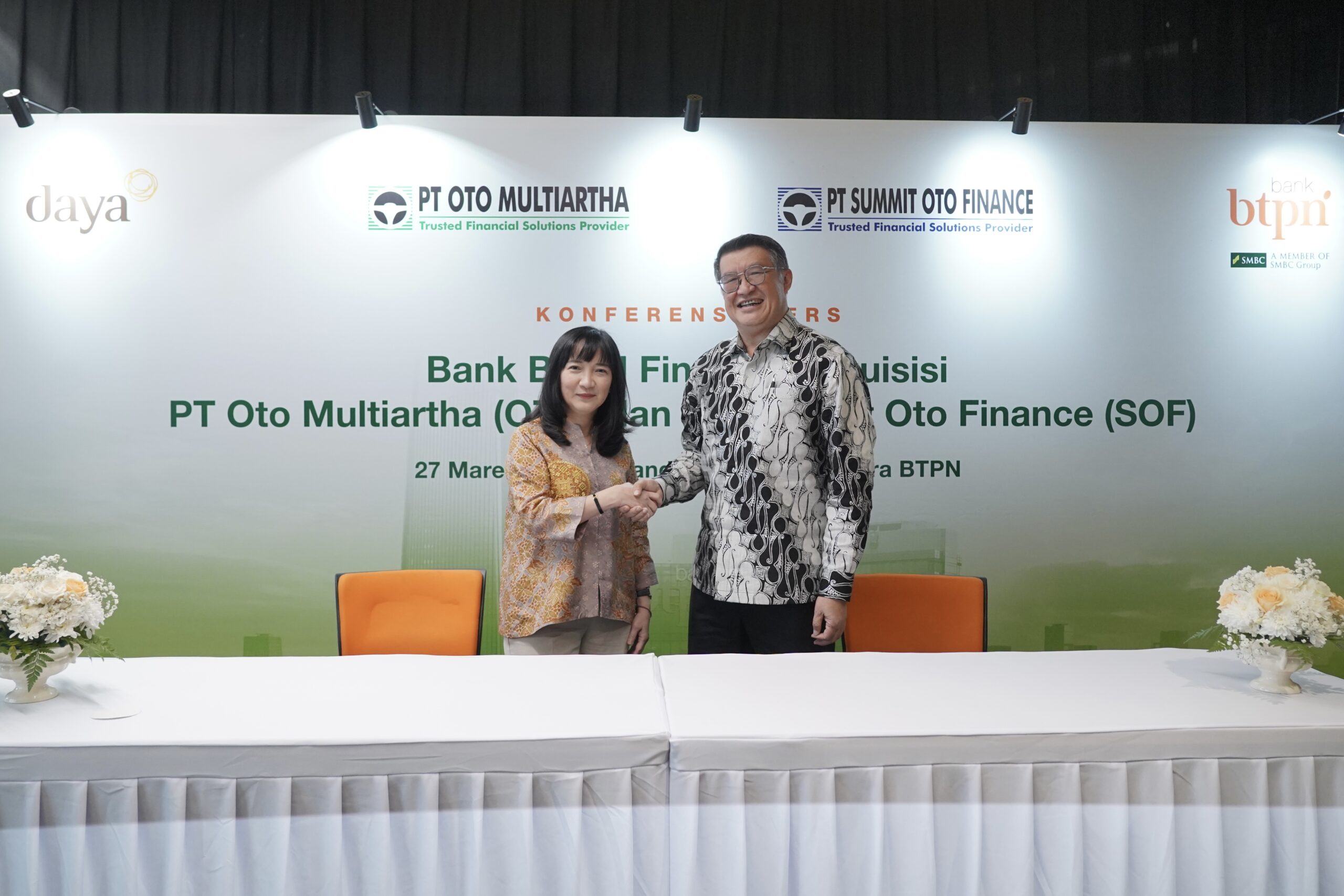 Henoch Munandar, President Director PT Bank BTPN Tbk dan Victoria Rusna, Presdir PT Summit Oto Finance - apakabar.co.id