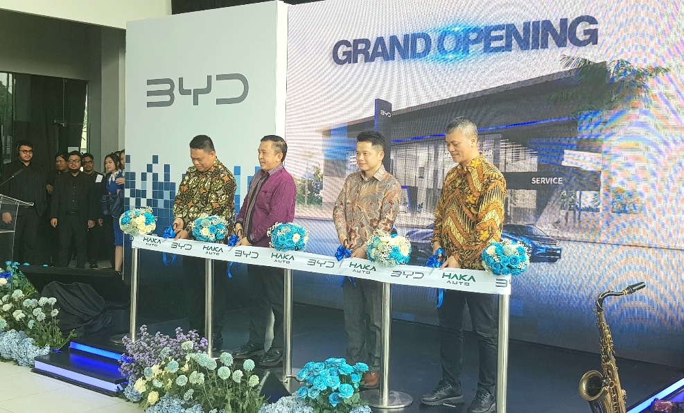 Jajaran manajemen byd saat meresmikan dealer flagship BYD Haka Auto Cibubur - apakabar.co.id