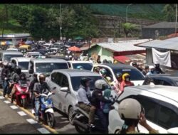 Jalan  Raya Puncak Dipadati Ribuan Kendaraan Sejak Pagi Hingga Sore Hari