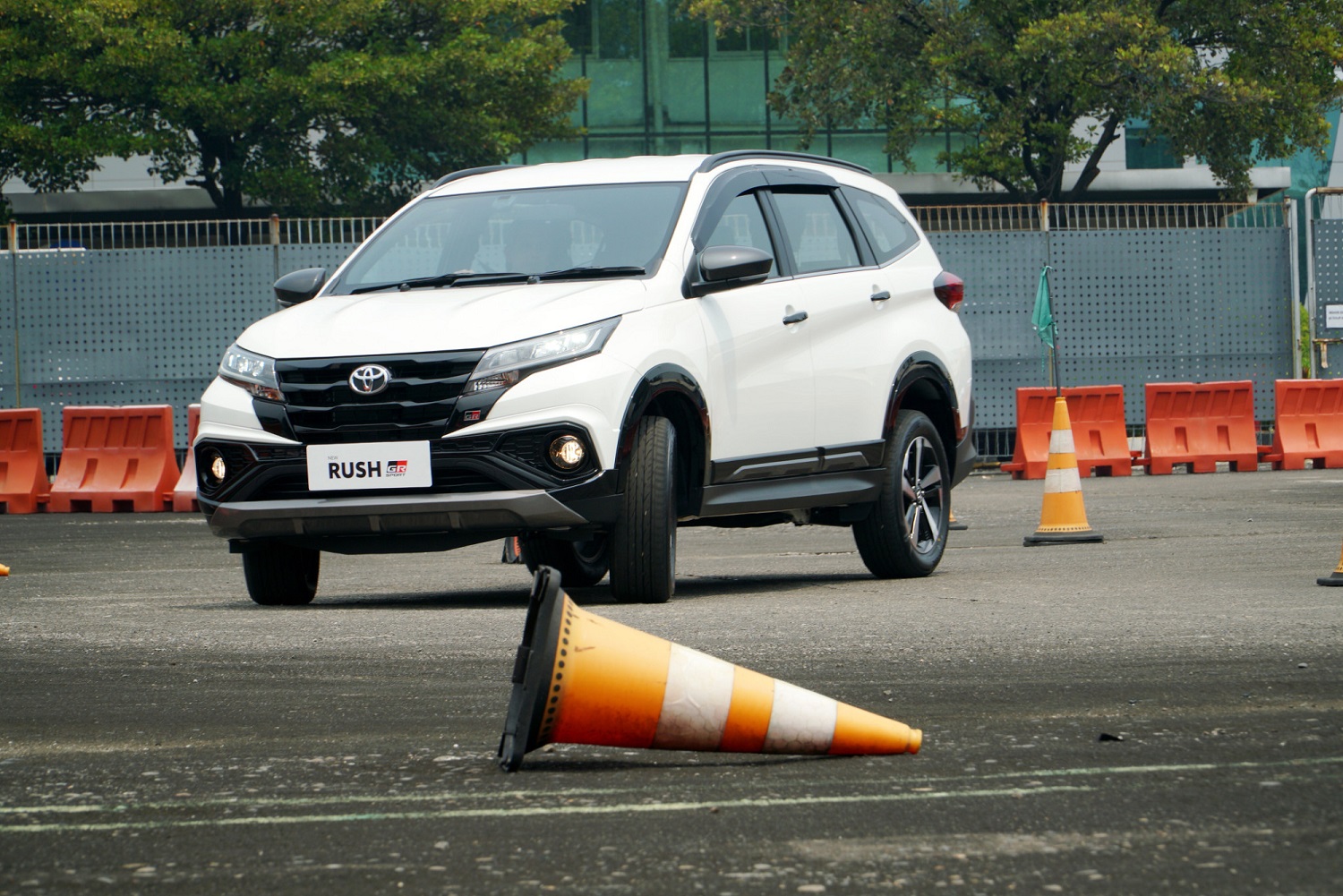 Bagi Anda yang ingin membeli kendaraan baru atau mau mengganti mobil lama, Auto2000 menawarkan New Rush GR Sport terbaru dengan skema cicilan menarik - apakabar.co.id