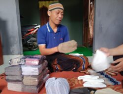 Jelang Iduladha, Penjualan Peci Rajut Asal Cianjur Meningkat Drastis