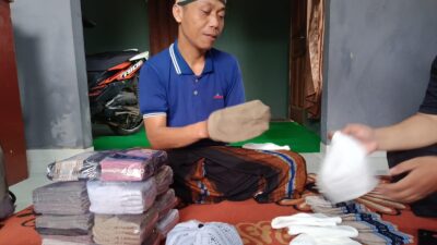 Jelang Iduladha, Penjualan Peci Rajut Asal Cianjur Meningkat Drastis