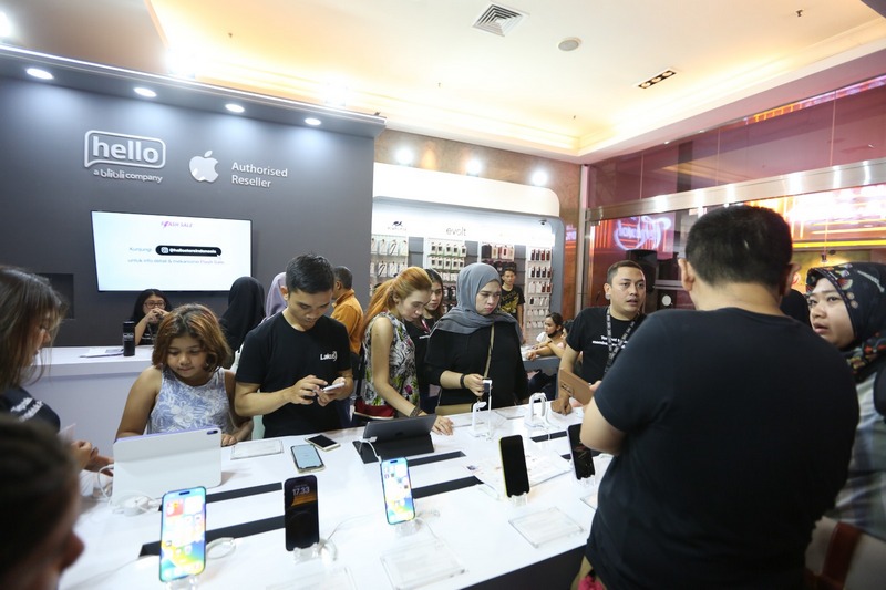 Booth Apple menawarkan promo handphone iphone di jakarta fair 2024 - apakabar.co.id