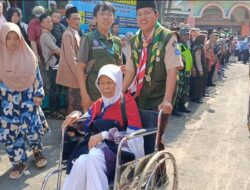 Dua Lansia Jamaah Haji Diboyong Gunakan Kursi Roda di Cianjur