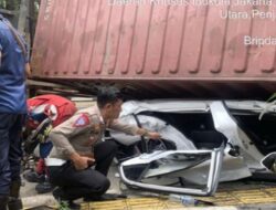 Truk Kontainer Timpa Mobil sampai Ringsek di Jakut, Polisi: Korban Selamat 