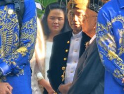 Kenakan Beskap Hitam, Presiden Jokowi Jadi Saksi Pernikahan Keponakannya