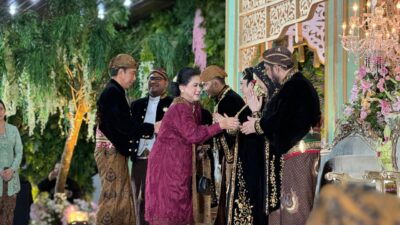 Potret Presiden Jokowi Hadiri Resepsi Pernikahan Keponakan