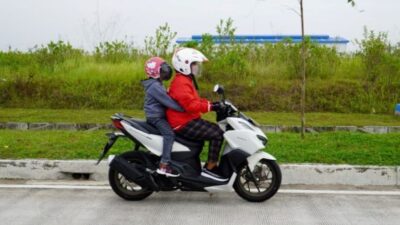 Tips Bonceng Anak saat Naik Motor, Si Buah Hati Bukan Barang!
