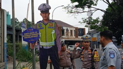 Minimalisir Kecelakaan, Polres Cianjur Pasang Patung Polisi di Lokasi Rawan