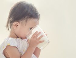 Susu Formula Atau Susu UHT, Mana Pilihan Terbaik untuk Pertumbuhan Anak?