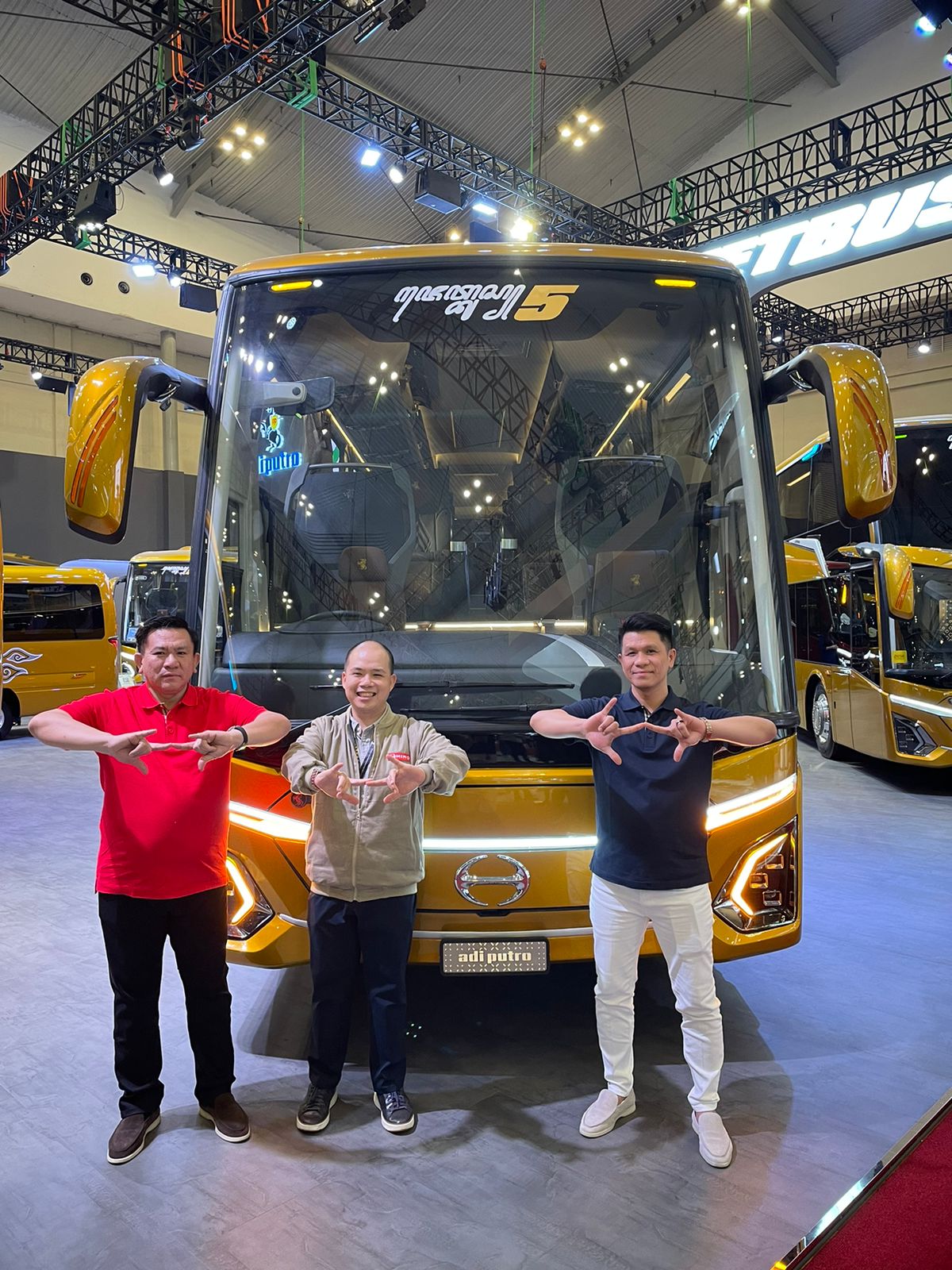 Apakabar.co.id - Hino Bus RM 280 ABS kepada PO Subur Jaya di booth Adiputro GIIAS 2024