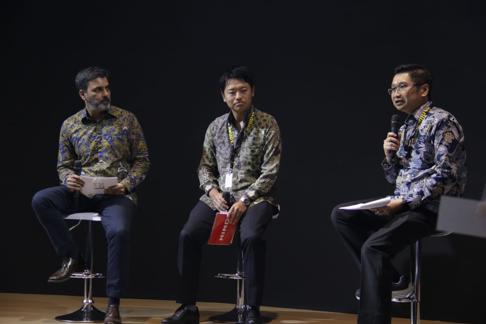 Apakabar.co.id - seminar Hino di GIIAS 2024 - Nestlé sebagai Pelopor Keselamatan untuk Industri Logistik dan Distribusi Ali Akbar Nestle - Hatori Hino - Moderator