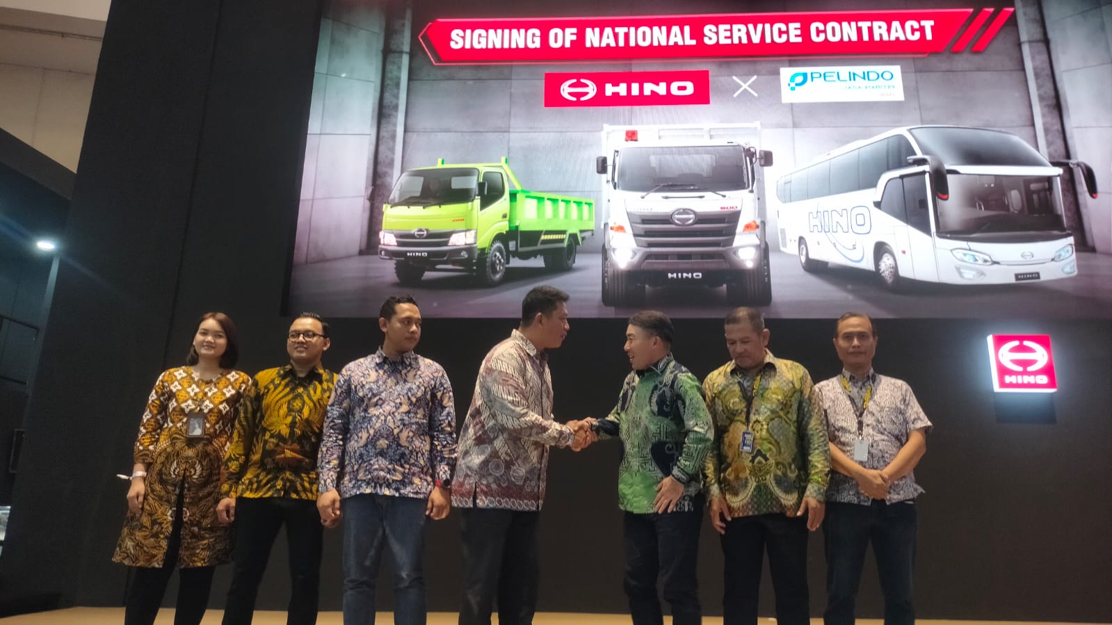 HINO dan PT BIMA menandatangani kontrak kerja sama pengadaan suku cadang dan jasa overhaul mesin di GIIAS 2024 - apakabar.co.id