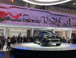 Pengunjung dan Komunitas Terpikat Mobil Konsep Suzuki eVX di GIIAS 2024