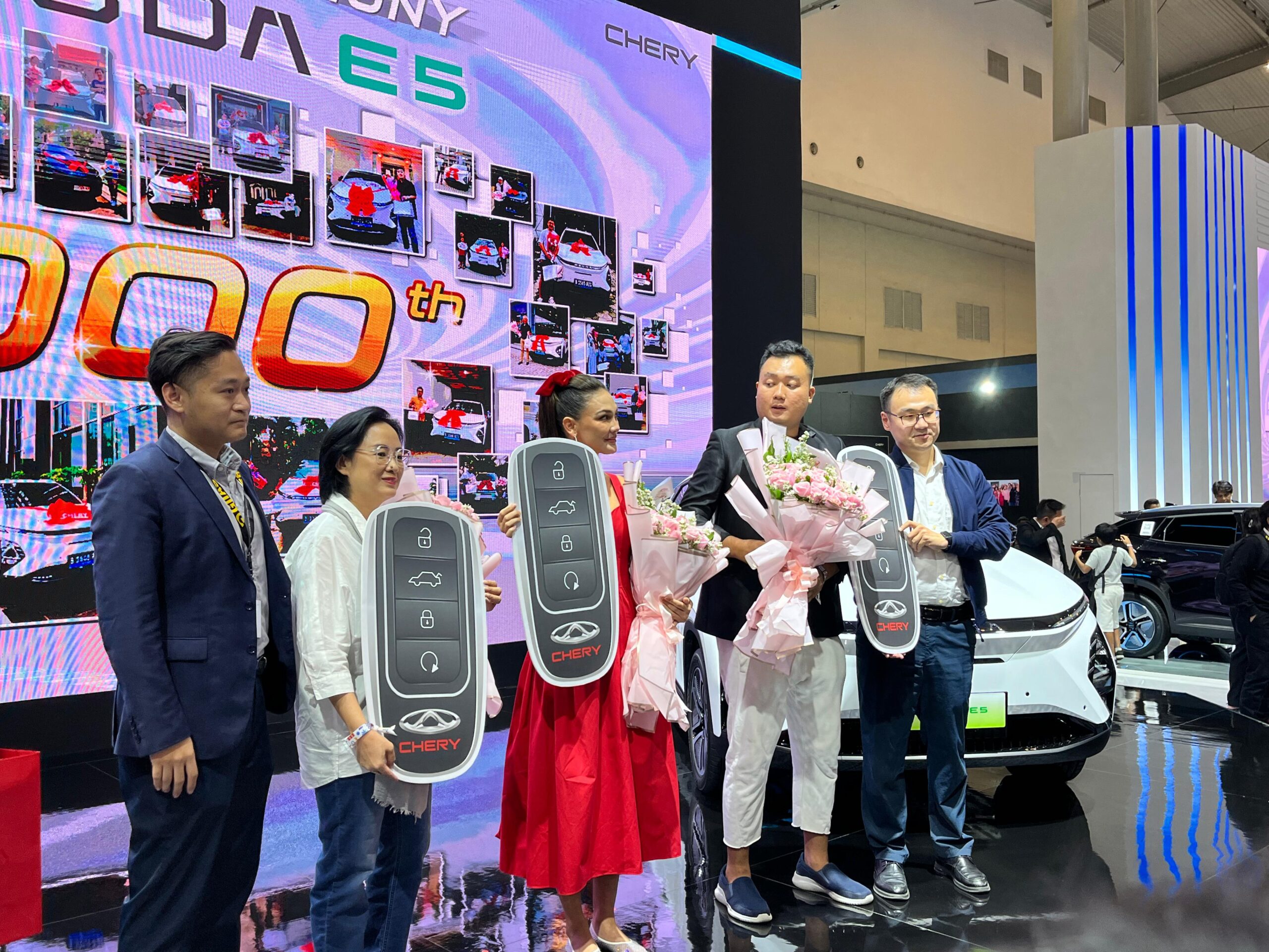 Luna Maya Jadi Konsumen ke-3000 Chery Omoda E5 - apakabar.co.id