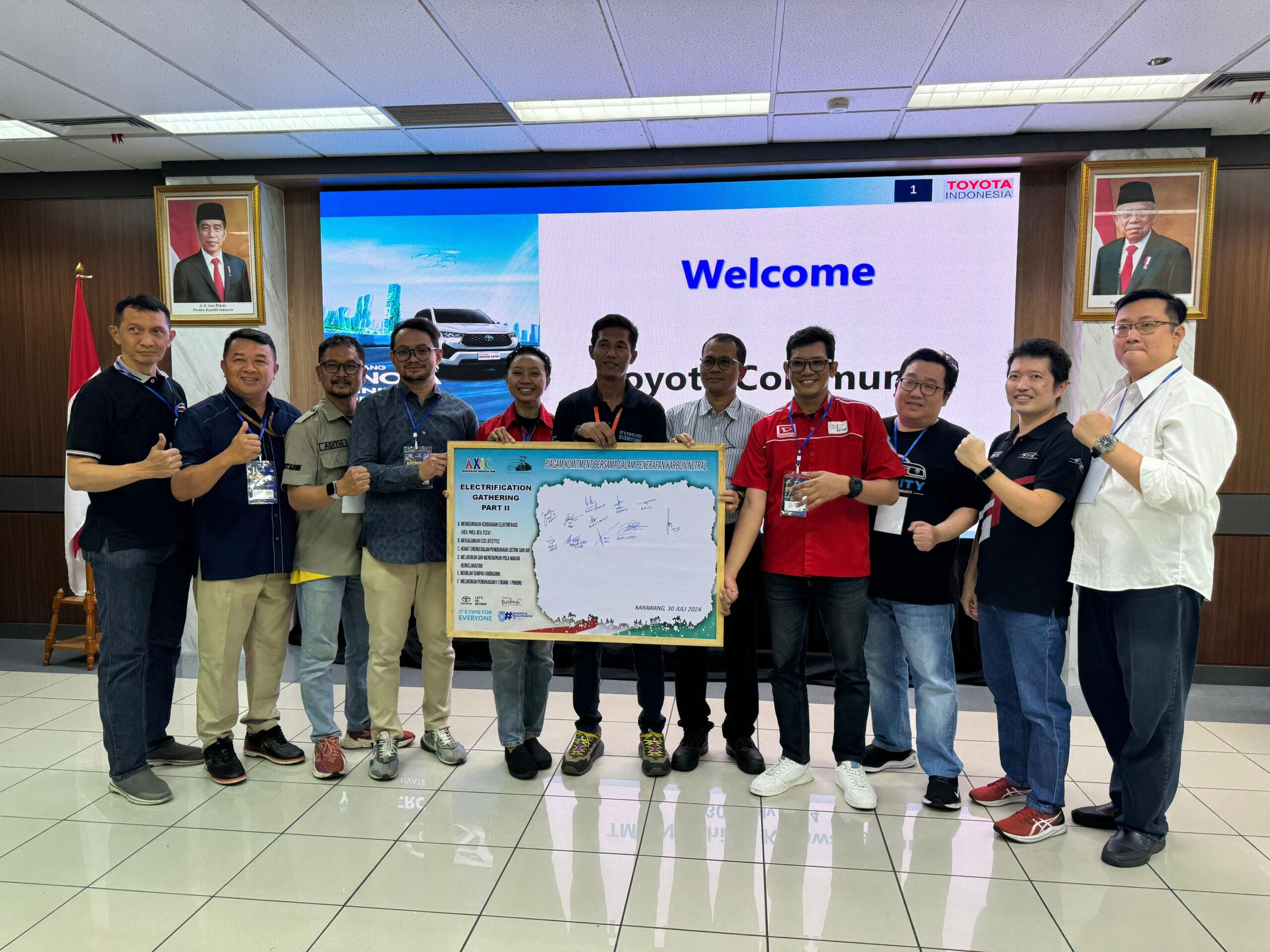 Penandatanganan komitmen bersama komunitas Toyota untuk meminta insentif mobil hybrid kepada pemerintah - apakabar.co.id