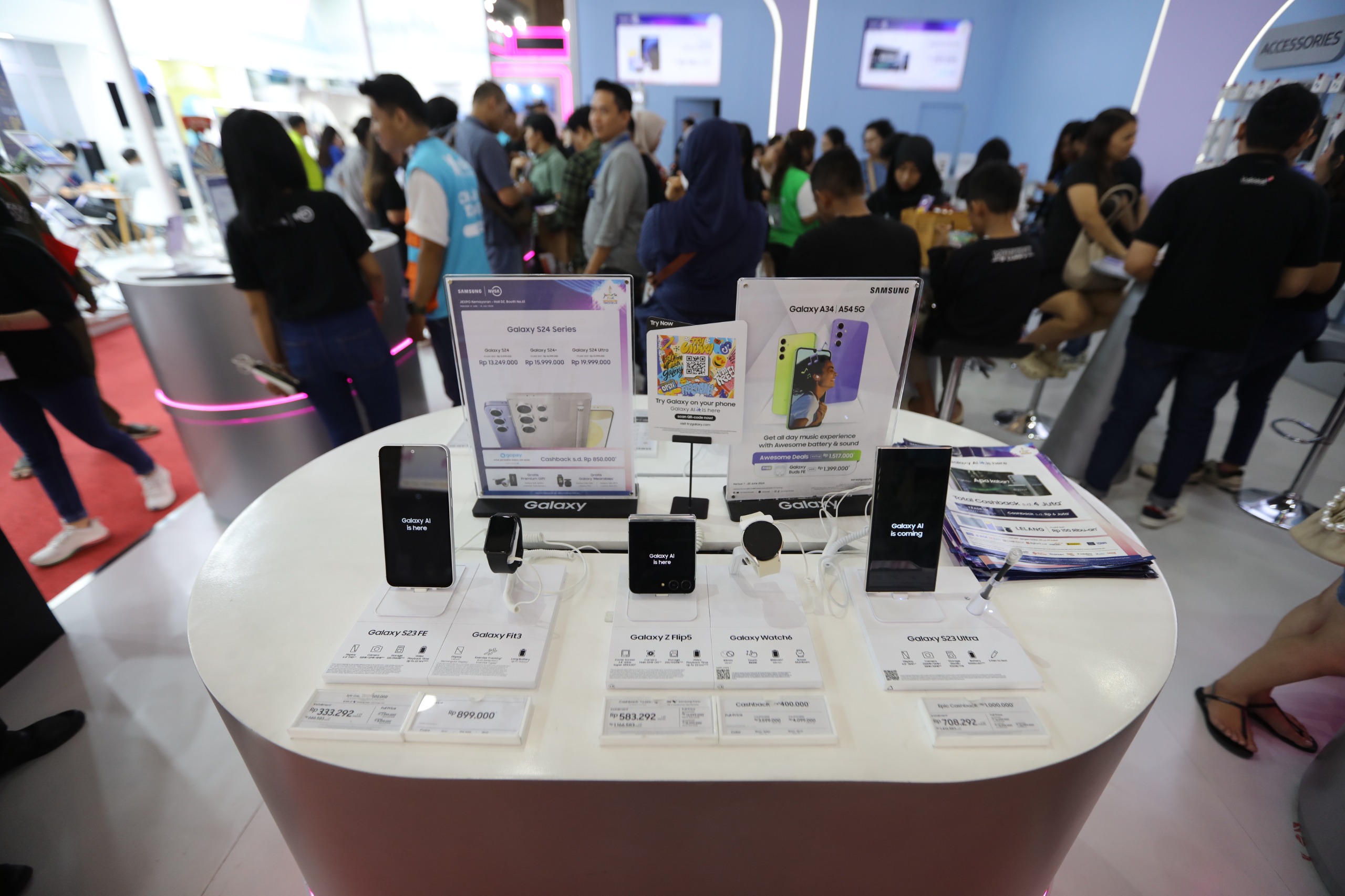 Promo handphone flagship di Jakarta Fair 2024 - apakabar.co.id