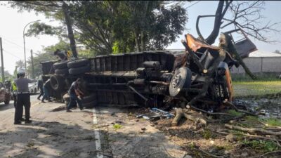 Truk Fuso Muatan Popok Terguling di Cianjur, Satu Tewas