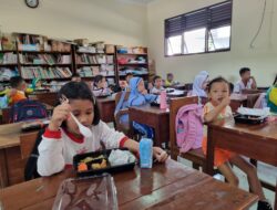 213 Siswa SDN Tugu Jebres Ikut Uji Coba Makan Bergizi Gratis