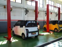 Wuling Donasi Ratusan Mesin Mobil ke Sekolah di Jateng dan Yogyakarta