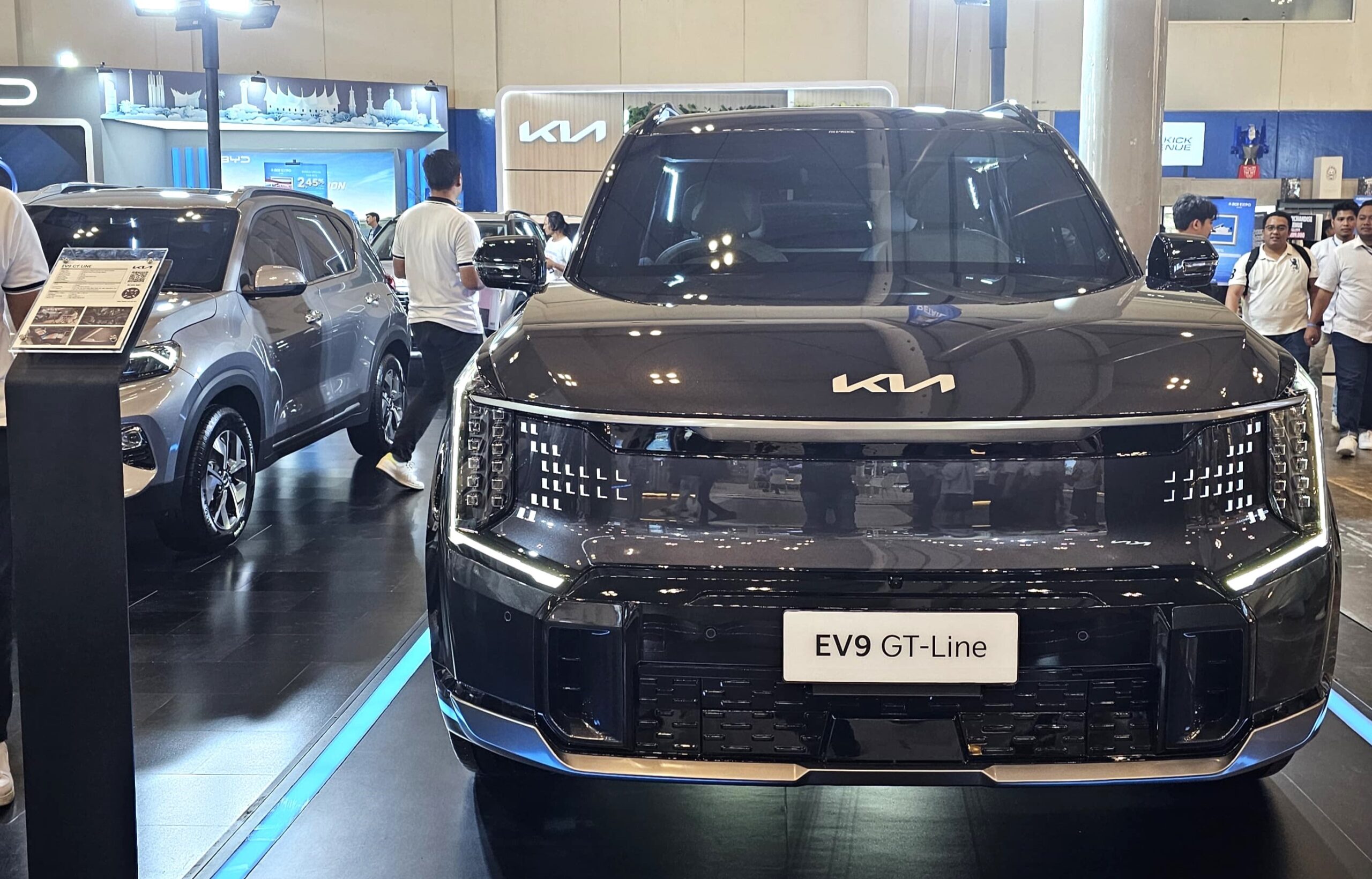 Apakabar.co.id - Di ajang BCA Expo 2024, Kia menghadirkan EV9 GT-Line yang mengusung tampilan futuristis dan gagah serta dilengkapi berbagai fitur canggih