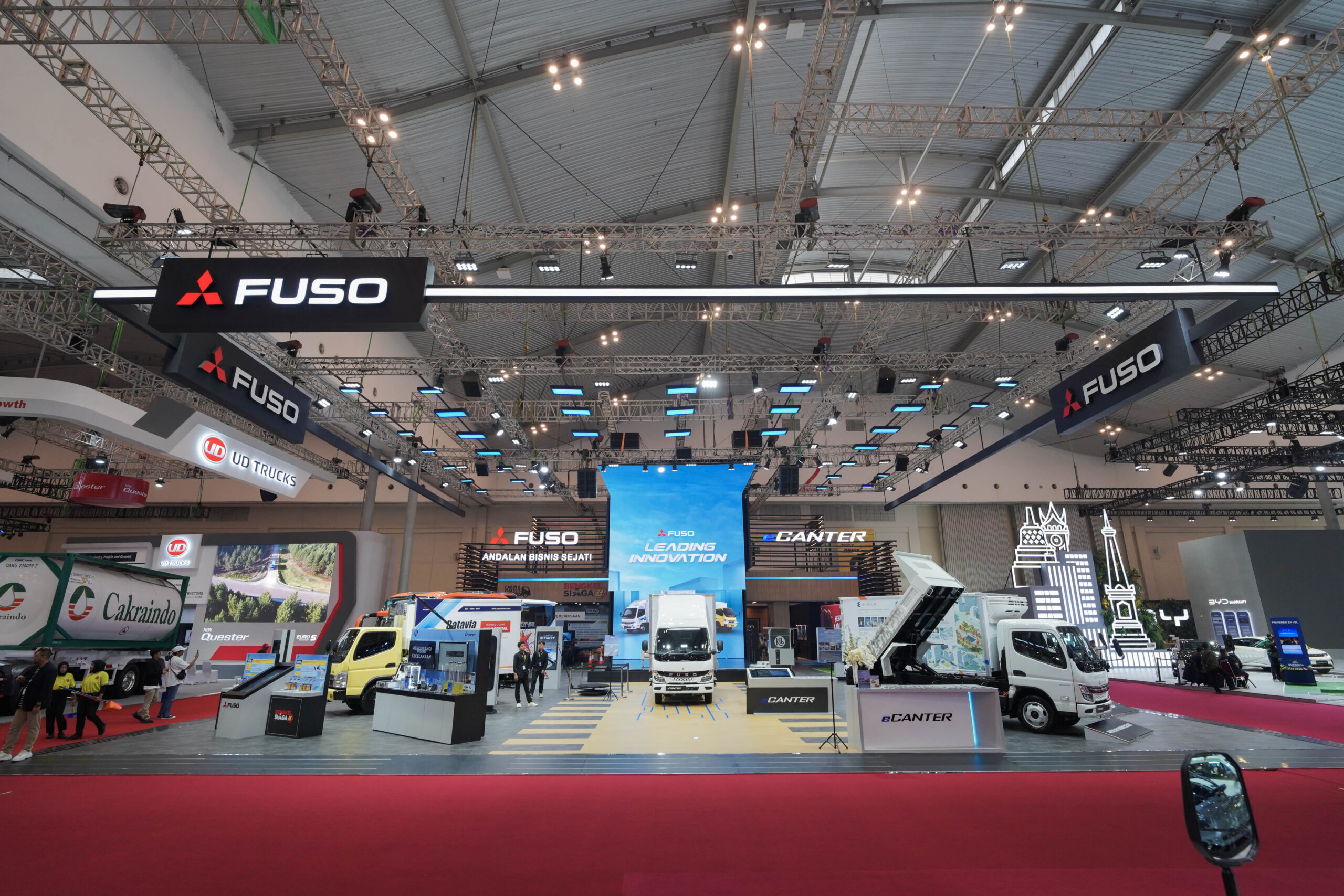 Booth Mitsubishi Fuso di GIIAS 2024 mengusung tema Leading Innovation - apakabar.co.id