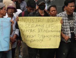 Warga Serang Geruduk Pabrik Miras: Tuntut Penutupan Pabrik