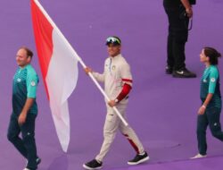 Veddriq dan Riski Ikut Defile Tim Indonesia di Penutupan Olimpiade Paris 2024