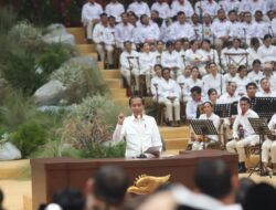 [FOTO] Jokowi dan Prabowo Saling Memuji Saat Apel Kader Partai Gerindra