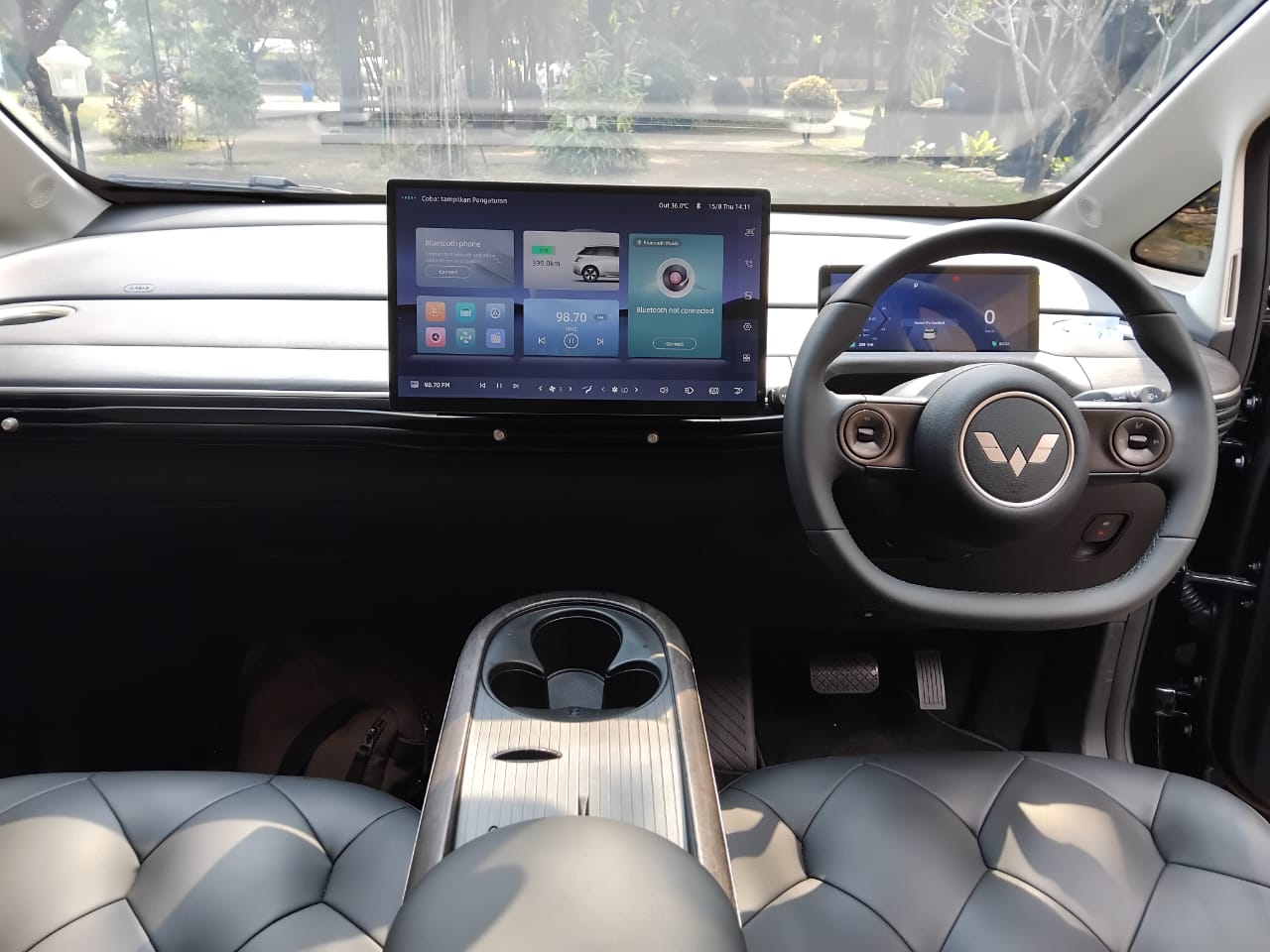 Interior Wuling Cloud EV dengan Head Unit berukuran 15,6 inci yang bisa menjalankan fitur kendaraan - apakabar.co.id