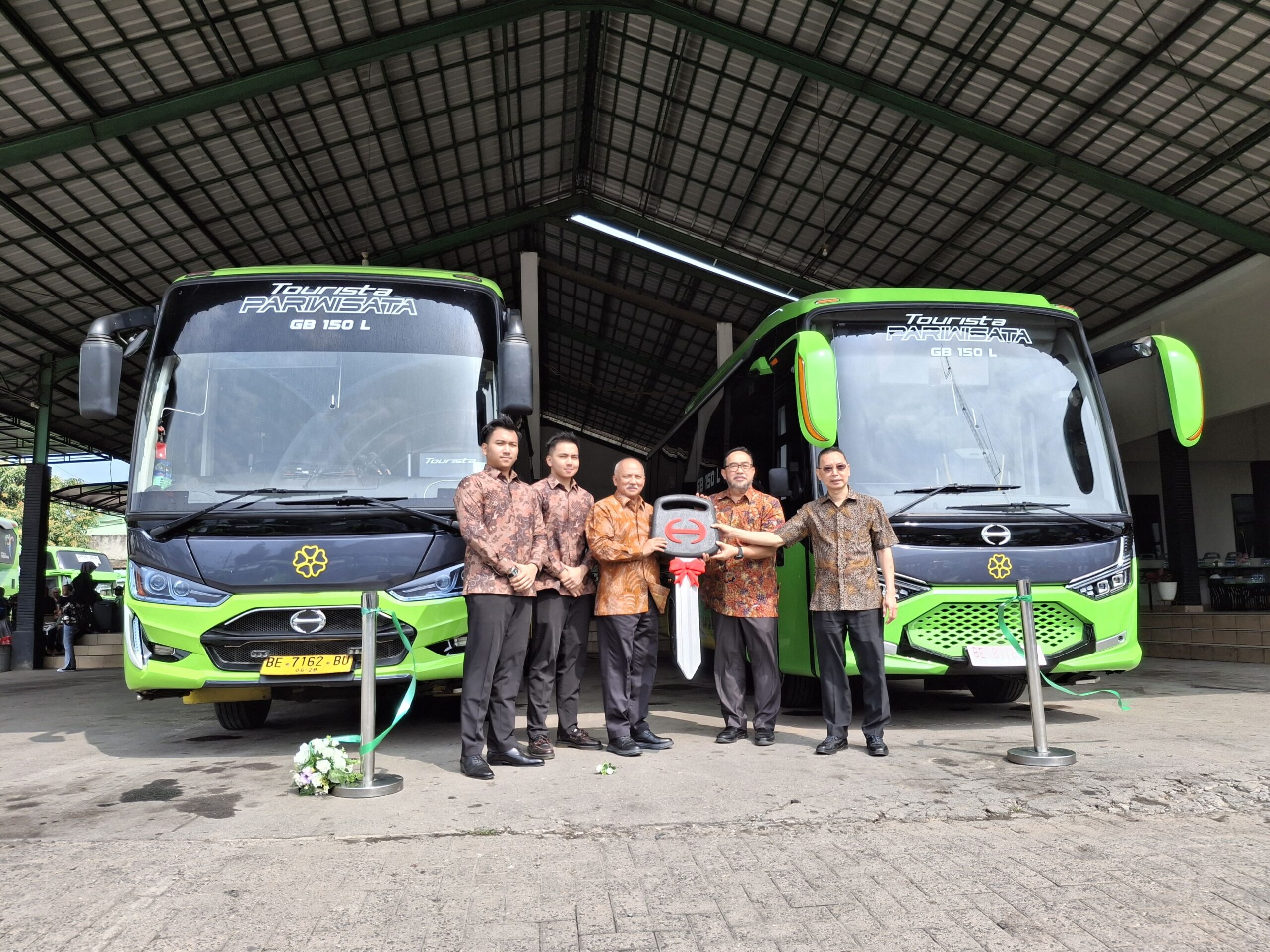 Hino melakukan penyerahan dua unit bus PO Puspa Jaya dengan sasis Hino GB 150 L - apakabar.co.id