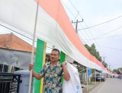 Hasil Nabung, Kuli Bangunan di Cianjur Pasang Bendera Merah Putih Sepanjang 450 Meter