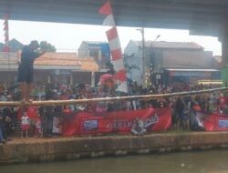 Rayakan 17 Agustus, Warga Cipinang Melayu Gelar Lomba Gebuk Bantal di Atas Sungai