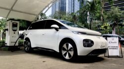 Wuling Cloud EV tengah di cas di fasilitas DC Charging di SCBD Park, Jakarta Selatan - apakabar.co.id